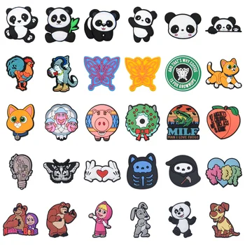Hot Predaj Muži Ženy Krásne Panda Croc Obuvi, kľúčové tlačidlá Dieťa Chlapci Dievčatá Farebný Motýľ Obuvi Dekorácie Mačky Ošípané Narodeninové Darčeky