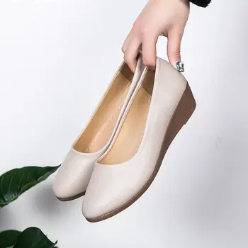 Nové príležitostné sklon náklon žien jednej topánky non-slip mäkké dno práce kožené topánky v strednom veku matky topánky Dámy' Mokasíny